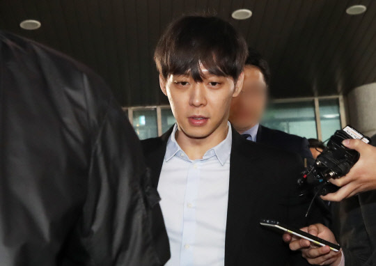 '마약 혐의' 조사 마치고 나오는 박유천      (수원=연합뉴스) 홍기원 기자 = 가수 겸 배우 박유천(33) 씨가 마약 투약 혐의에 대한 경찰 조사를 마치고 17일 오후 경기도 수원시 경기남부지방경찰청에서 나오고 있다.       박 씨는 앞서 마약 투약 혐의로 체포돼 경찰 수사를 받고 구속 상태로 검찰에 송치된 남양유업 창업주의 외손녀 황하나(31) 씨와 올해 초 필로폰을 구매해 황 씨의 서울 자택 등에서 함께 투약한 혐의를 받고 있다. 2019.4.17      xanadu@yna.co.kr  (끝)